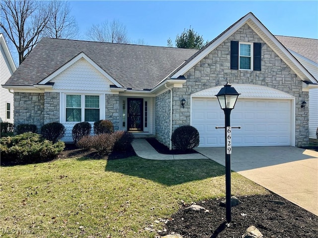 view of front of home featuring driveway, an attached garage, roof with shingles, and a front yard