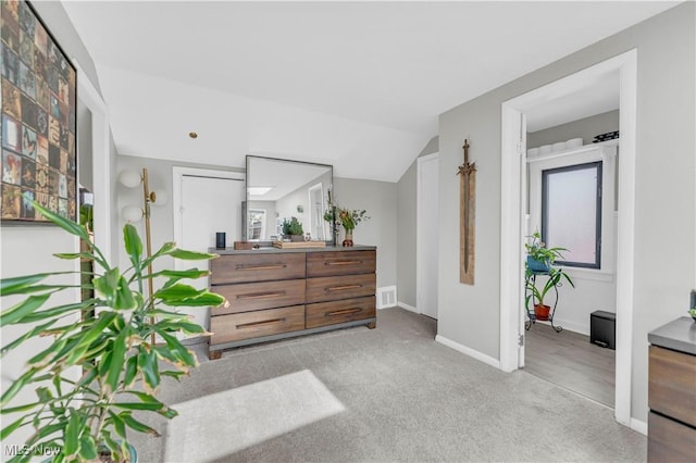 living area featuring carpet flooring, baseboards, visible vents, and a healthy amount of sunlight