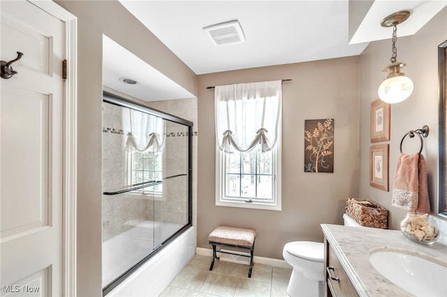 full bath featuring vanity, baseboards, visible vents, enclosed tub / shower combo, and toilet