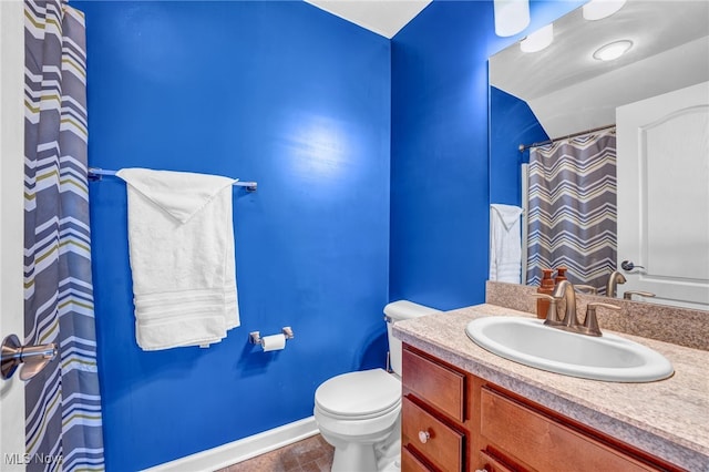 full bath with vanity, toilet, a shower with curtain, and baseboards