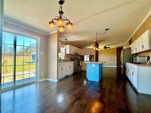 kitchen with ceiling fan with notable chandelier, a sink, crown molding, range, and dark wood-style flooring