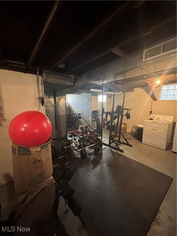 workout area featuring washer / dryer