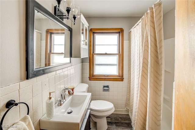 full bathroom featuring a healthy amount of sunlight, curtained shower, tile walls, and toilet