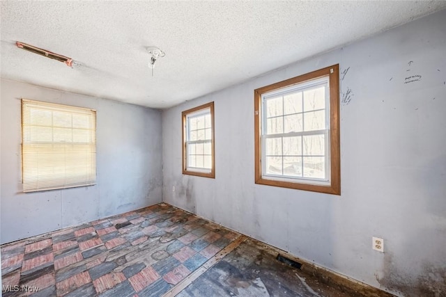 spare room featuring a textured ceiling