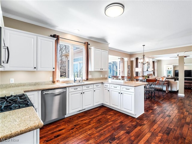 kitchen featuring a sink, open floor plan, dark wood finished floors, a peninsula, and dishwasher