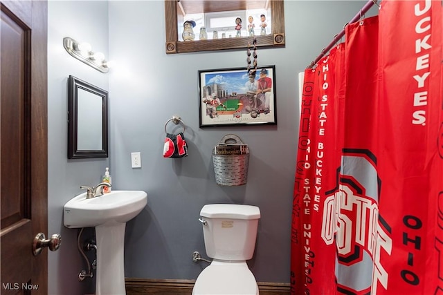 full bathroom featuring toilet