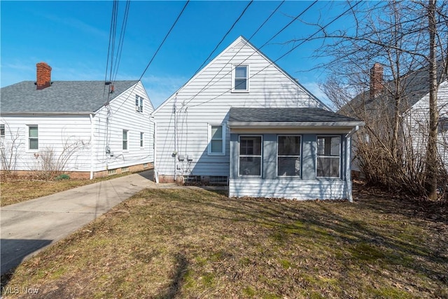 view of front of property featuring a front yard