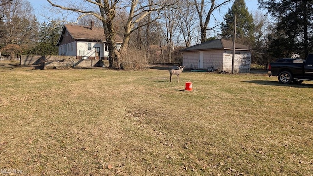 view of yard featuring an outbuilding