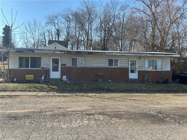 Listing photo 2 for 1036 Romig Ave, Barberton OH 44203