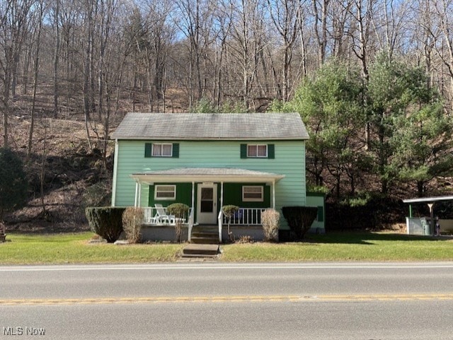 view of front facade featuring a porch and a front lawn