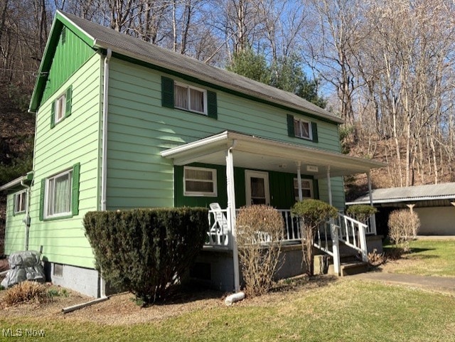 view of front of property featuring a porch and a front yard