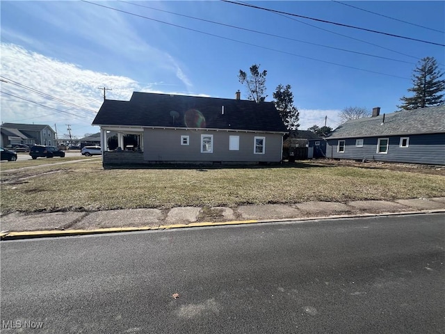 view of front of home with a front lawn