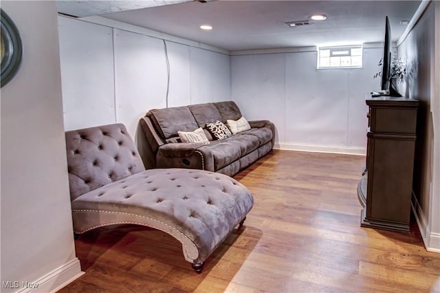 living room featuring visible vents, recessed lighting, wood finished floors, and baseboards