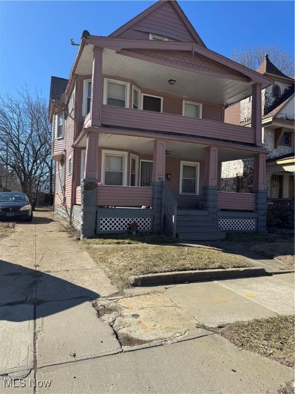 view of front of property featuring covered porch