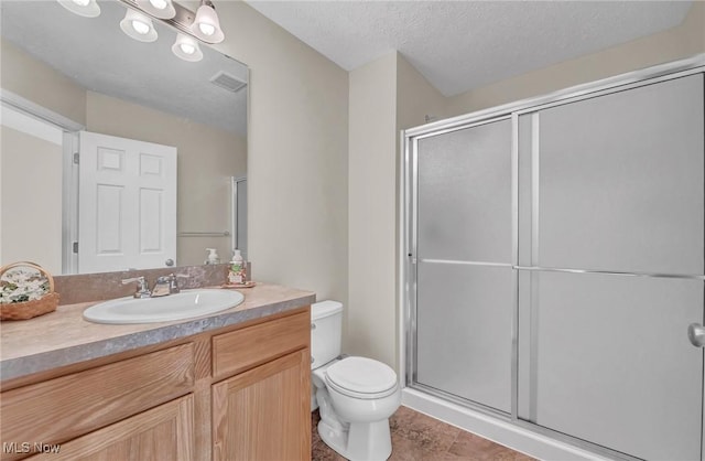 full bathroom with visible vents, toilet, a stall shower, and a textured ceiling