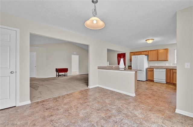 kitchen with decorative light fixtures, open floor plan, white appliances, a peninsula, and baseboards