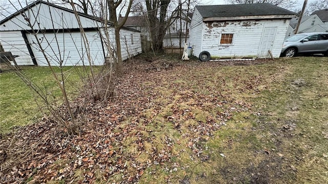 view of yard with an outbuilding