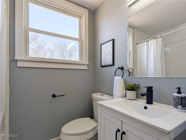 full bath with vanity, curtained shower, and toilet