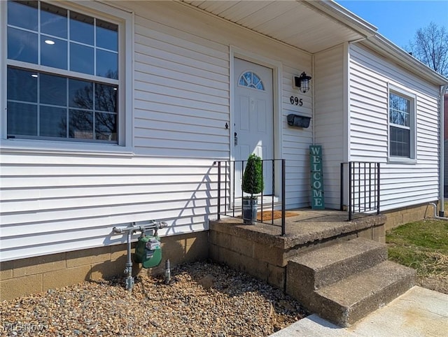 property entrance with crawl space