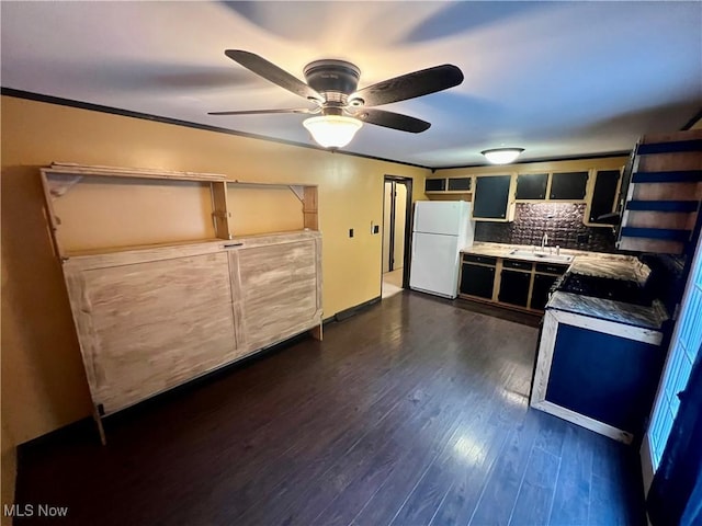 kitchen with a ceiling fan, a sink, dark wood-style floors, freestanding refrigerator, and range