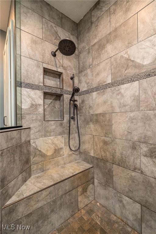 full bathroom featuring a tile shower