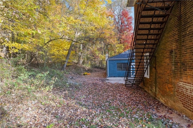 view of yard featuring a forest view