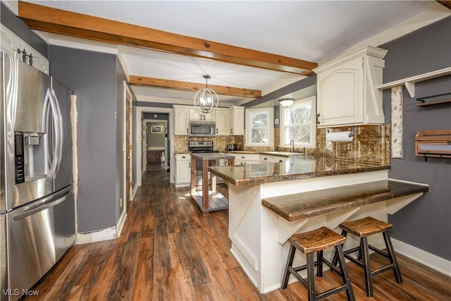 kitchen with a kitchen breakfast bar, tasteful backsplash, stainless steel appliances, a peninsula, and dark wood-style flooring