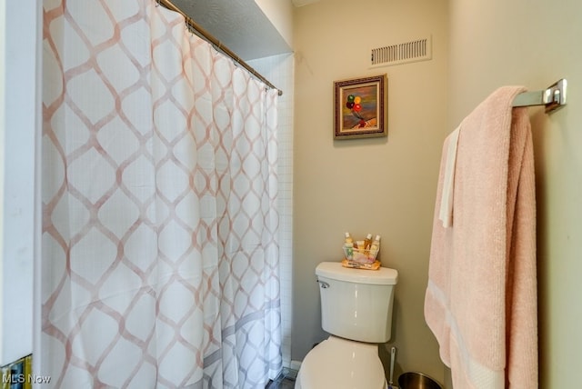 full bath featuring visible vents, toilet, and a shower with curtain