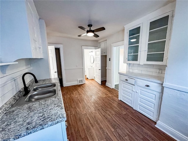 kitchen with visible vents, backsplash, ceiling fan, dark wood-style floors, and a sink