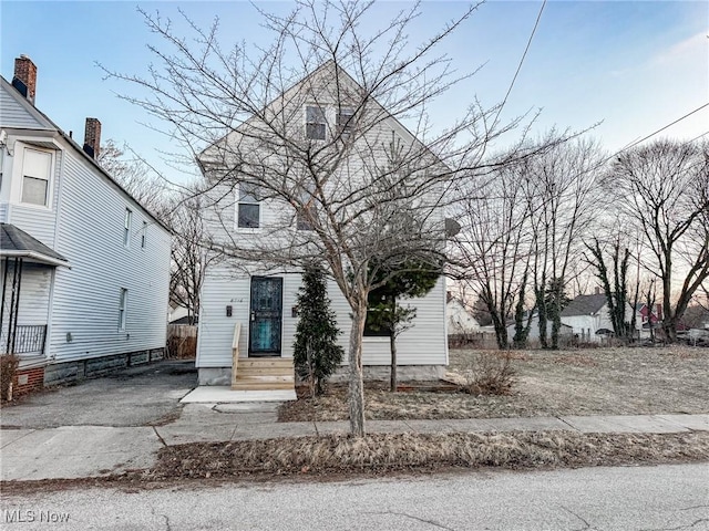 view of front of property with aphalt driveway