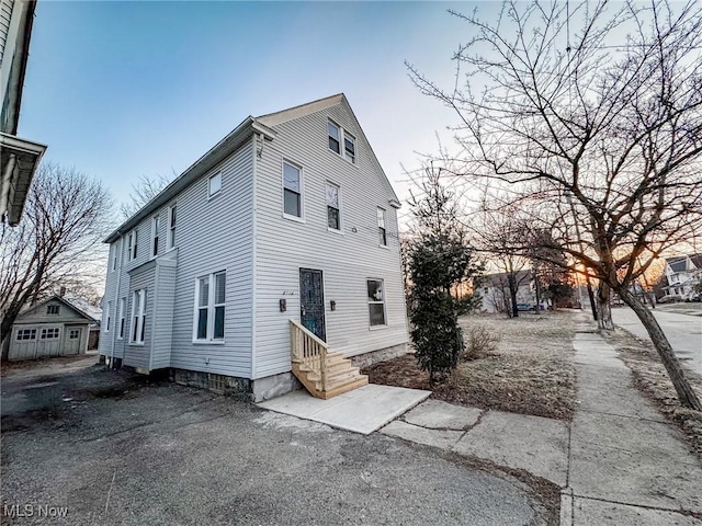 view of front of house featuring aphalt driveway and entry steps