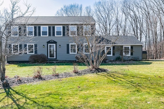 colonial house featuring a front yard