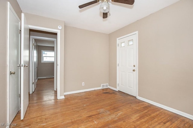 entryway with visible vents, baseboards, light wood-style floors, and ceiling fan