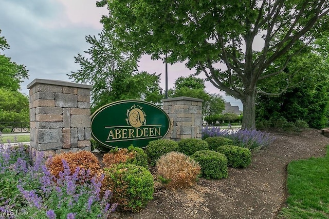 view of community / neighborhood sign