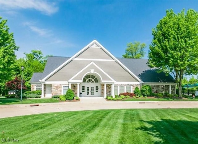 view of property's community featuring a lawn