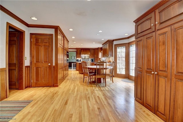 dining room featuring recessed lighting, light wood-style floors, wainscoting, and crown molding