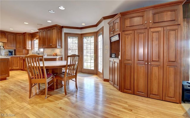 dining space featuring recessed lighting, baseboards, light wood-style floors, and ornamental molding