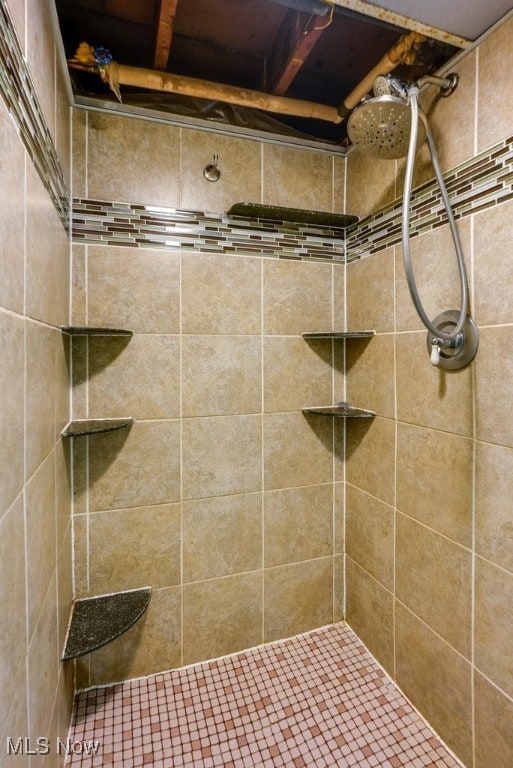 bathroom featuring a tile shower