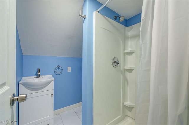 full bath with vanity, lofted ceiling, a shower with curtain, and baseboards