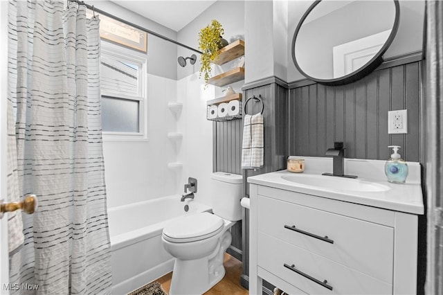 full bath with shower / tub combo with curtain, vanity, and toilet