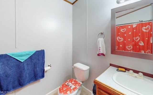 full bath featuring curtained shower, toilet, and vanity