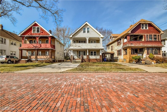 view of front facade with driveway