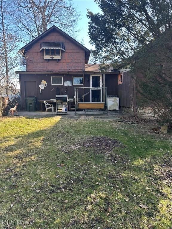 back of house featuring a yard