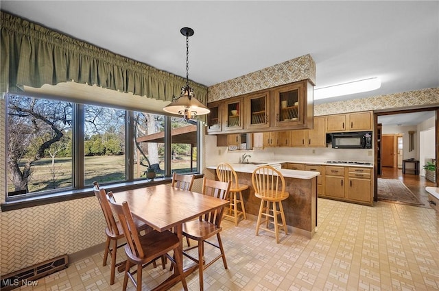 dining room with visible vents and wallpapered walls