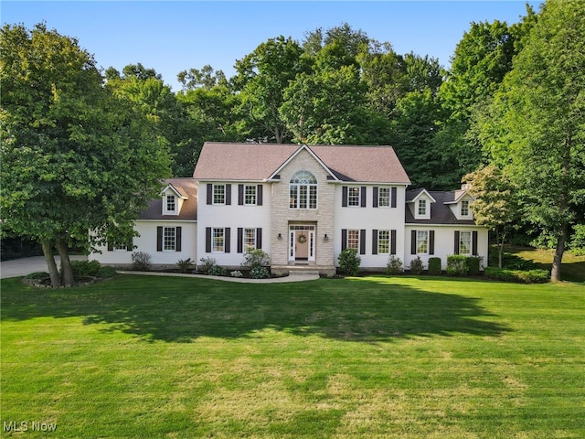 view of front of property featuring a front yard