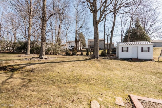 view of yard featuring an outbuilding