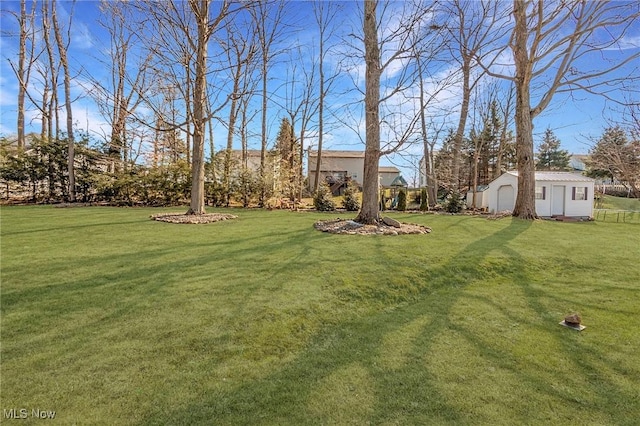 view of yard with an outbuilding