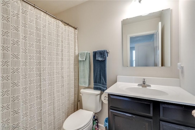 full bath featuring curtained shower, toilet, and vanity