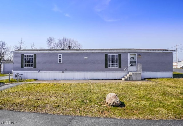 manufactured / mobile home with a front lawn