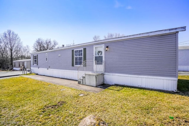 manufactured / mobile home featuring a front lawn